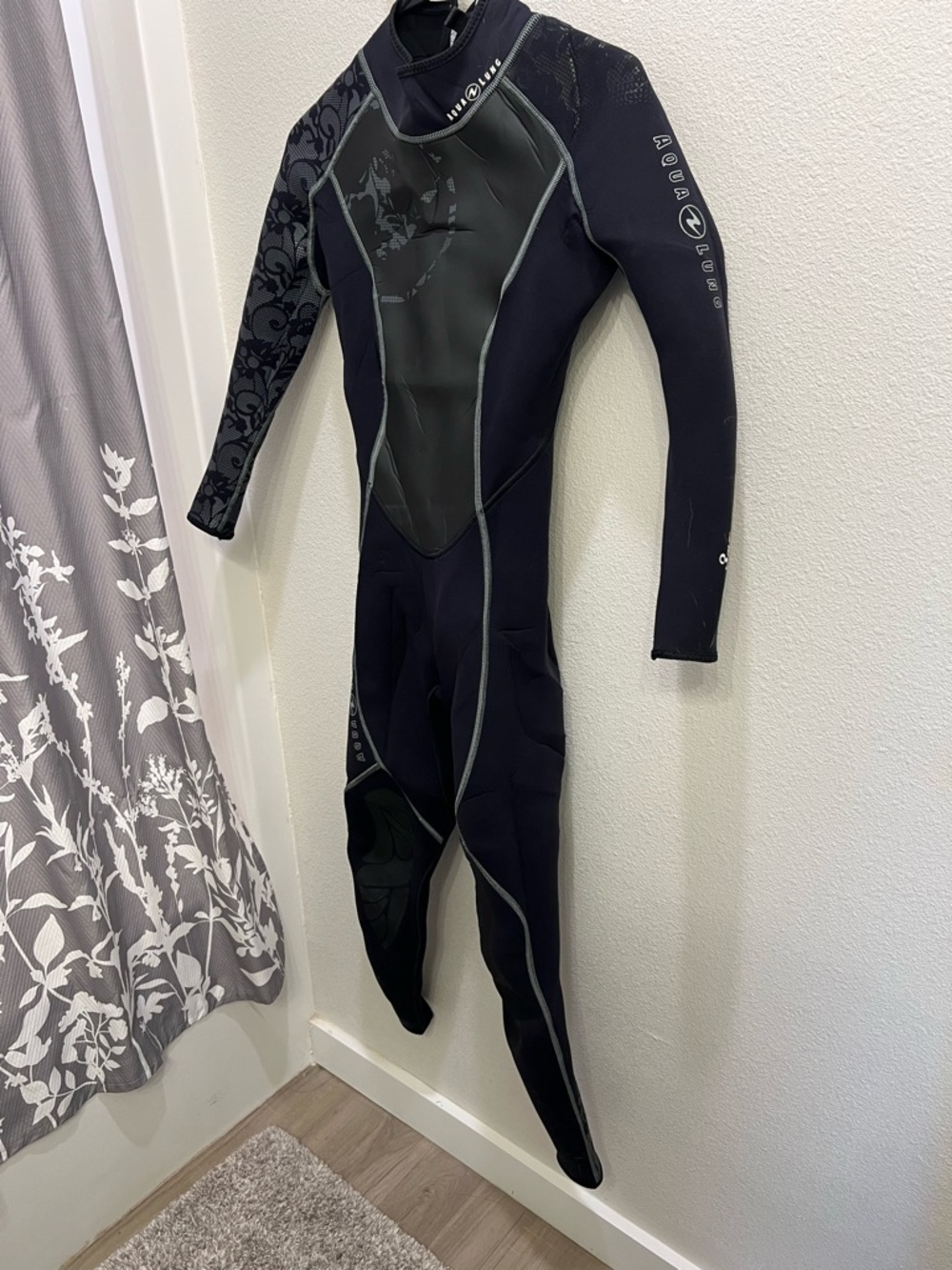 Aqua Lung Women’s 3mm Wetsuit Size 4 - Black